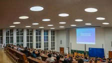 Hörsaal mit 200 Studierenden von oben