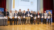 Stipendiat/innen mit Urkunden