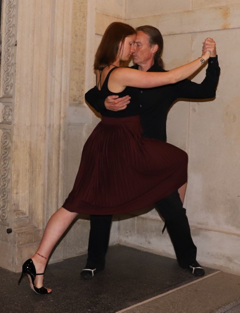 Ein Mann und eine Frau am Tango tanzen