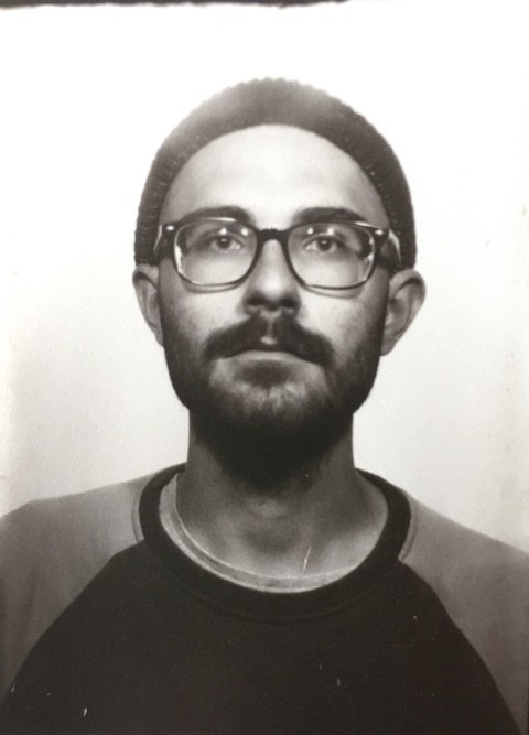 Mann mit Brille und Mütze