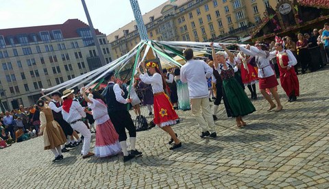 Bändertanz um den Maibaum auf dem Altmarkt