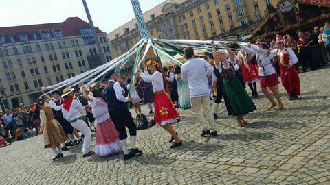 Bändertanz um den Maibaum auf dem Altmarkt