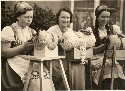 Volkskunstmuseum - Klöpplerinnen im Erzgebirge, 1936