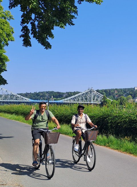 Radfahrer an der Elbe
