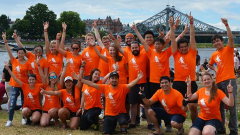 Internationales Studententeam der TU Dresden beim Drachenbootrennen auf dem Elbhangfest 2017