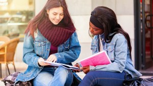 Studieren in Dresden, rund ums Studium, zwei Studentinnen unterhalten sich