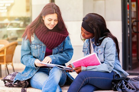 Studieren in Dresden, rund ums Studium, zwei Studentinnen unterhalten sich