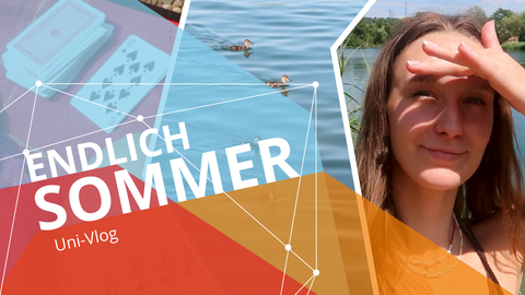 Bild-Grafik-Collage: im Hintergrund drei Fotos, links ein Kartenspiel, in der Mitte Enten auf dem Wasser, links eine lächelnde junge Frau mit langen braunen Haaren, die gegen die Sonne ihre Hand über den Augen hält. Davor drei halbtransparente Farbflächen in rot, hellblau und orange. Darauf der weiße Schriftzug: Endlich Sommer Uni-Vlog