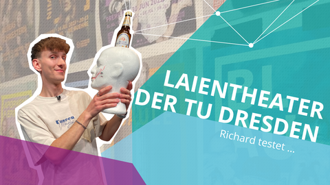 Foto-Grafik-Collage: Im Hintergrund eine Wand mit Theaterplakaten, davor Richard mit einem weißen Styropor-Kopf in der Hand. Davor halbtransparente Farbflächen in lila, helblau und türkis sowie der weiße Schriftzug Laientheater der TU Dresden und Richard testet...