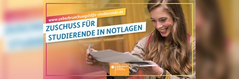 Bild zeigt Studentin, die sich freut