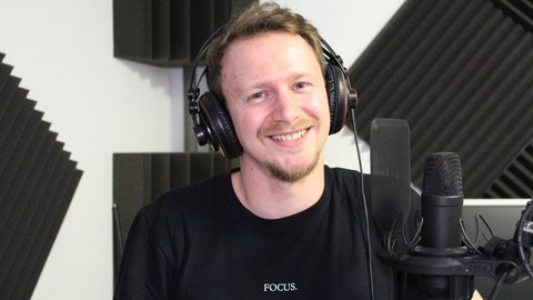 Portrait von Ralph vom Campusradio. Er sitzt in einem Tonstudio. 