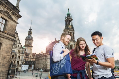 Studierende in Dresden vor dem Schloss