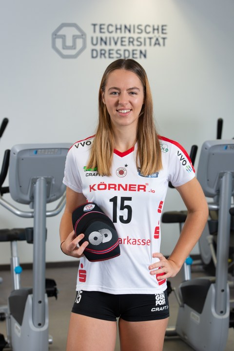 Porträt Lena-Marie Lieb im Sportdress mit Knieschoner