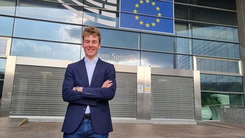 Ansgar Reich vor dem Europäischen Parlament in Brüssel