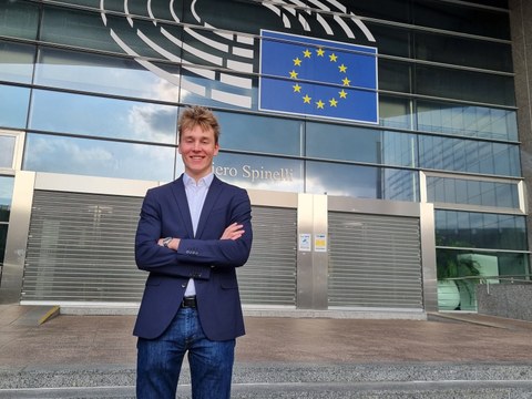 Ansgar Reich vor dem Europäischen Parlament in Brüssel