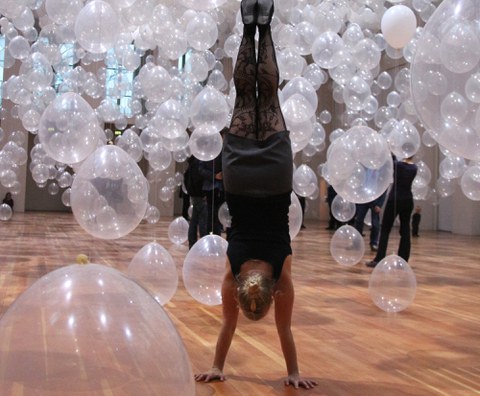 Sportlerin mit Luftballons