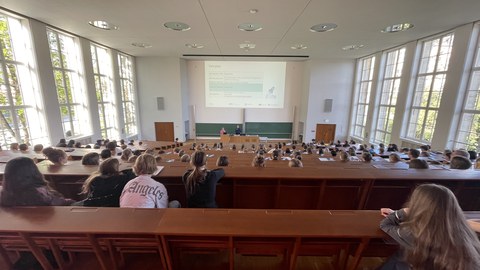 Schülerinnen und Schüler im Hörsaal