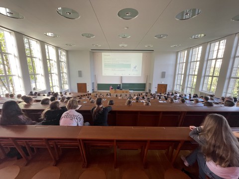 Schülerinnen und Schüler im Hörsaal