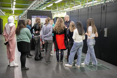 Das Foto zeigt eine Gruppe von Schülerinnen im Rechenzentrum.