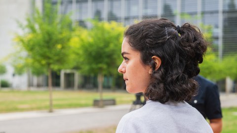 internationale Studentin vor dem HSZ