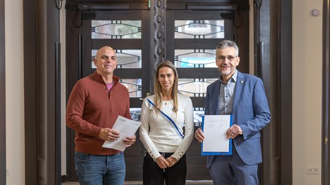  Treffen der Vertreter: Für die Deutsche Schule Temperley stehen die Lehrkräfte Frau Giardina (Mitte) und Herr Latella (links) neben Herrn Prof. Dr. Kobel, Prorektor Bildung der TU Dresden (rechts).