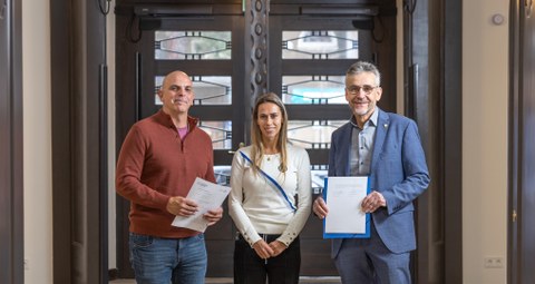 Meeting of the representatives: For the German School Temperley, teachers Ms. Giardina (center) and Mr. Latella (left) stand next to Prof. Dr. Kobel, Vice-Rector Academic Affairs at TU Dresden (right).