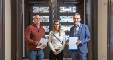  Treffen der Vertreter: Für die Deutsche Schule Temperley stehen die Lehrkräfte Frau Giardina (Mitte) und Herr Latella (links) neben Herrn Prof. Dr. Kobel, Prorektor Bildung der TU Dresden (rechts).