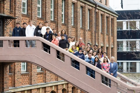 Schulbesuch Deutsche Schule Temperley im Februar 2024. Schüler:innen und Begleitpersonen stehen auf der Außentreppe des Fritz-Förster-Baus der TU Dresden.
