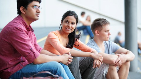 Studenten vor dem HSZ