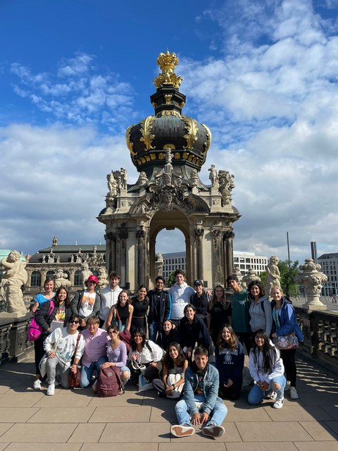 Eine Schülergruppe aus Mexiko sitzt vor dem Kronentor am Zwinger in Dresden