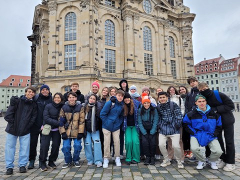 Argenitnische Schüler vor Frauenkirche