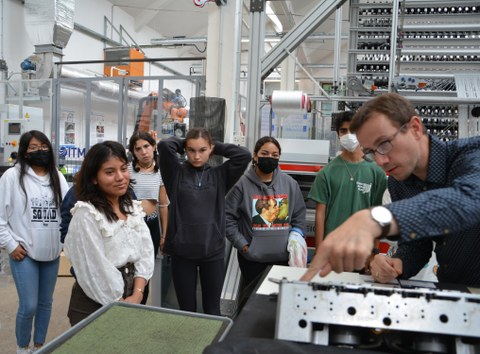 Schüler:innen erfahren von Martin Kern in der Textilmaschinenhalle mehr über die Technik
