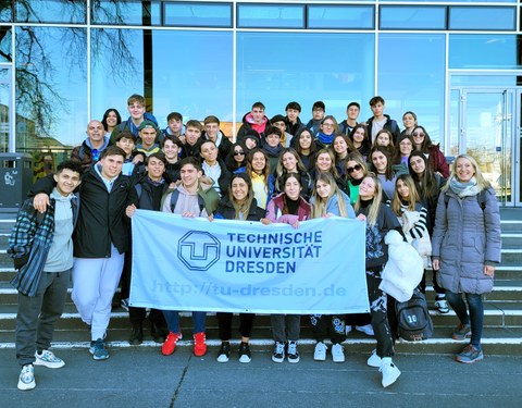 Argentinische Schülergruppe vor HSZ