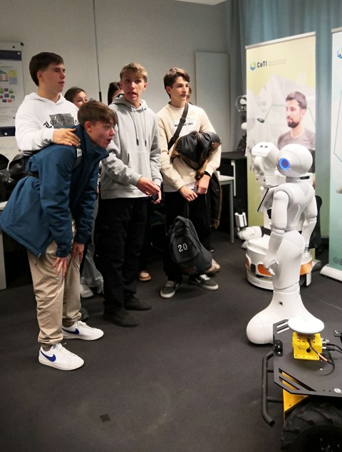 Schüler und Roboter