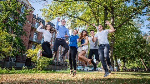 Studenten springen vor dem Beyerbau