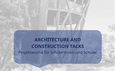 Foto: Holzturm zwischen Laubbäumen