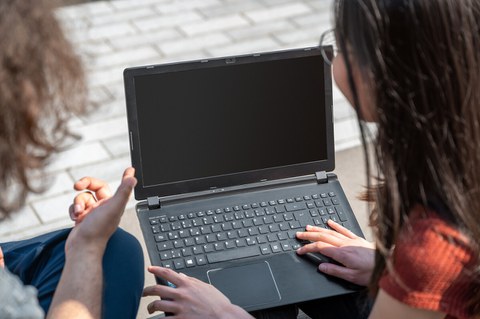 zwei Personen mit Laptop