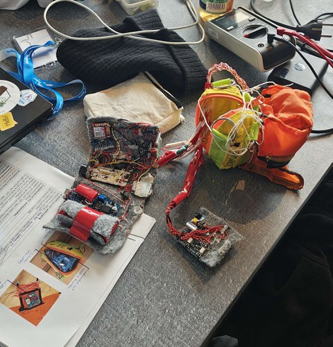 Lötzubehör und der Satelit.