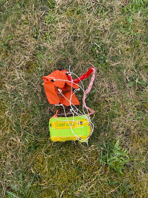 ein kleiner Rot grüner Satelit