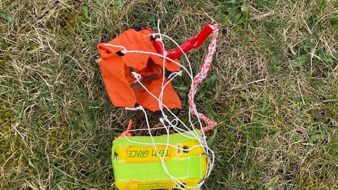 ein kleiner Rot grüner Satelit