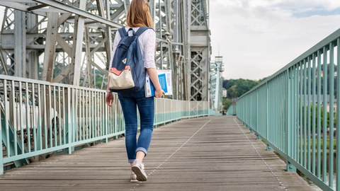 Studentin spaziert am Blauen Wunder