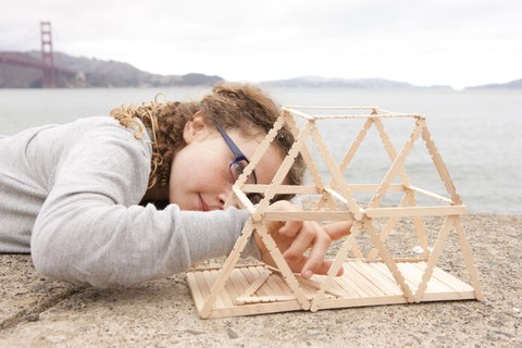 Mädchen baut ein Holzmodell