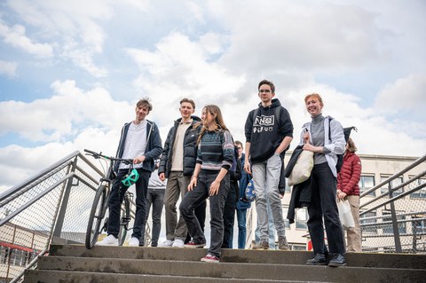 Frühstudierende stehen auf der Brücke vor dem HSZ