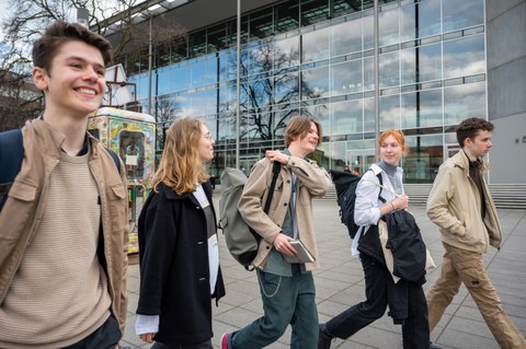Foto von Frühstudierenden vor dem HSZ der TU Dresden.