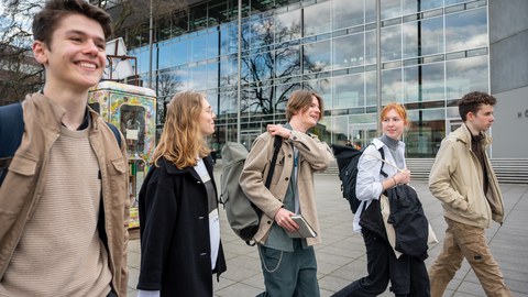 Foto von Frühstudierenden vor dem HSZ der TU Dresden.