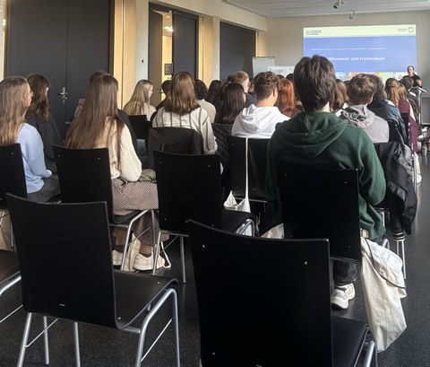 Frühstudierende beim Einführungsvortrag