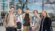 Gruppenfoto von fünf Jugendlichen vor Glasfront des Hörsaalzentrums.