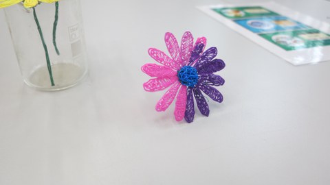 Foto einer Blüte, die mit einem 3-D-Stift kreiert wurde.