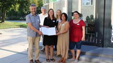 Gruppenbild von Prof. Kobel und Verteter:innen der Semperschulen mit dem unterzeichneten Kooperationsvertrag.