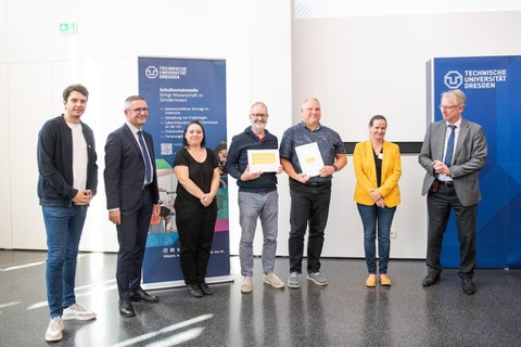 Lehrkräfte und Partner bei der Ehrung der Schule 
